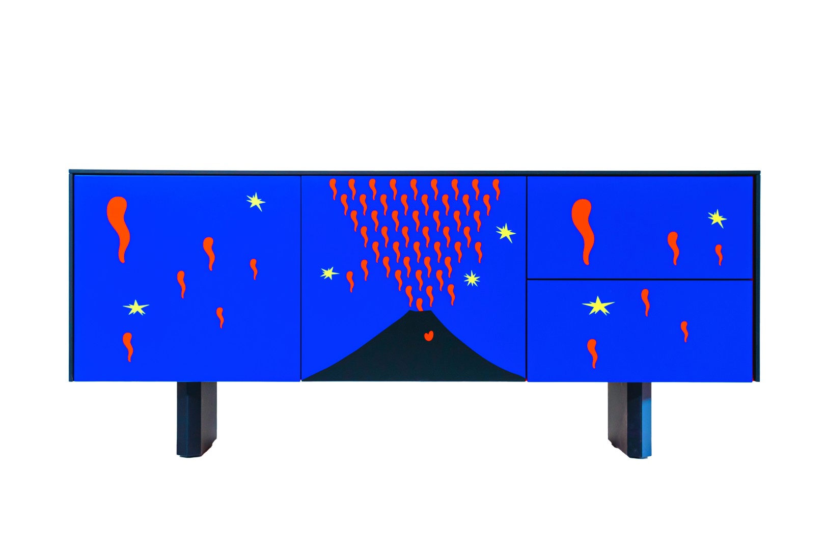 Una madia rettangolare blu con un design grafico che raffigura un vulcano in eruzione circondato da stelle gialle e forme rosse stilizzate.